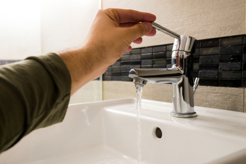 Signs You Need a Plumber for Low Water Pressure in Los Angeles